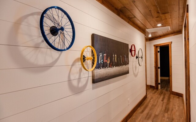 Bigfoots Retreat 2 Bedroom Chalet by RedAwning