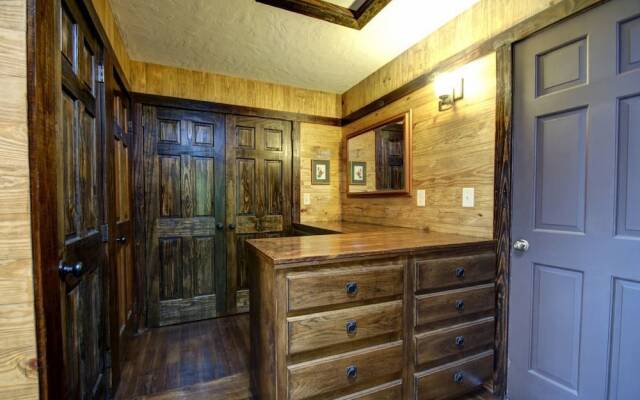 Bullhead Mountain Lodge - 8 Br Home