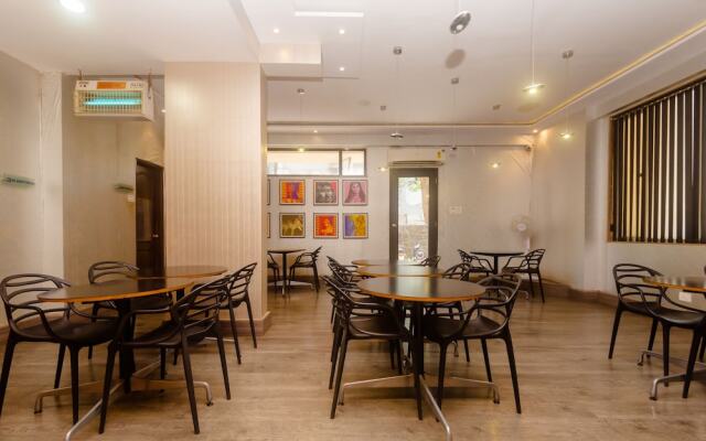 Capital O 40728 Bollywood Design Hotel
