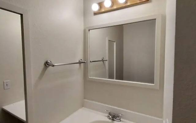 Going-To-The-Sun Inn & Suites