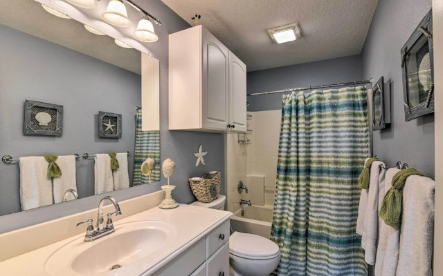 Walk to Galveston Beach: Pet-friendly Home