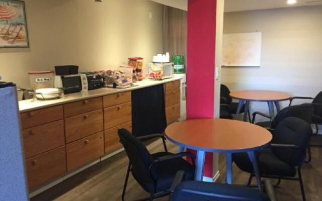 Red Deer Inn & Suites