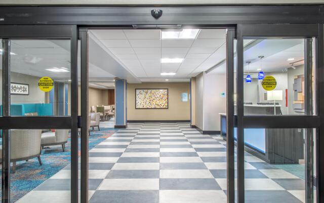 Holiday Inn Express & Suites Shawnee-Kansas City West by IHG