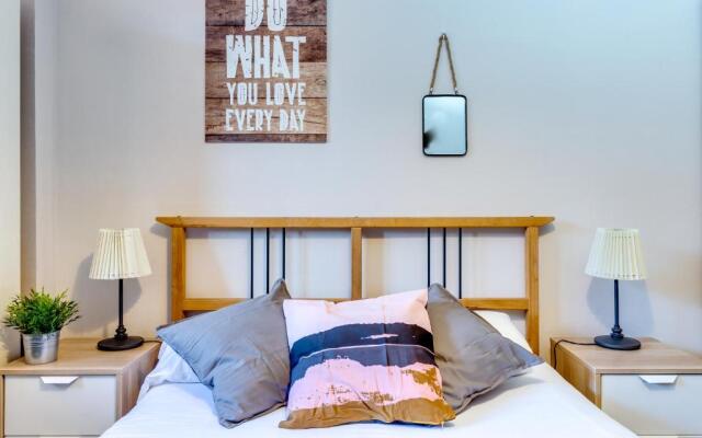 Spacious 4 Bedroom Apartment Fira BCN & Camp Nou