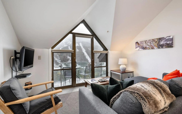 Lantern 1 Bedroom Balcony with Panoramic Mountain View