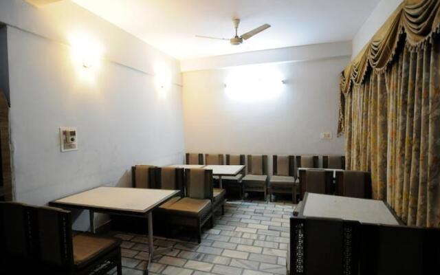 Oyo 24557 Amba Inn