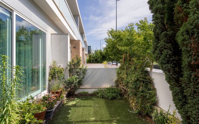 JOIVY Sleek House W/Balcony & 2 Terraces In Porto