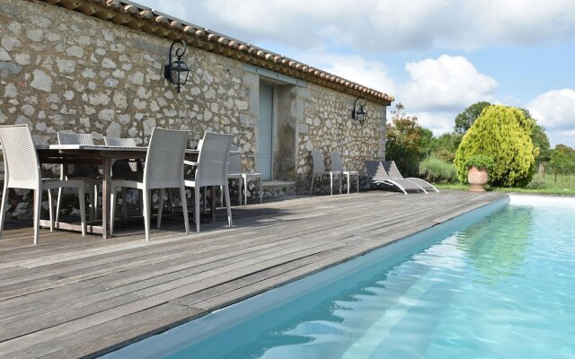 Spectacular Villa in Viols-en-laval With Swimming Pool