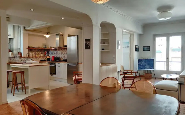 Stylish 1BR Apt With Retro Kitchen View Balcony