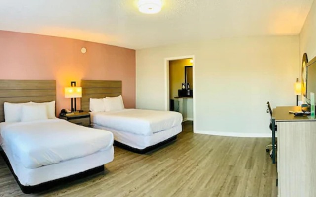 Econo Lodge Inn & Suites