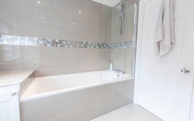 Bright & Spacious Garden Flat for 4 in London