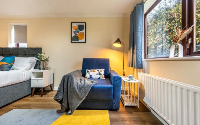 Staines Studio Apartment - Heathrow