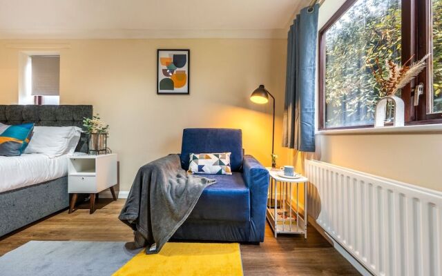 Staines Studio Apartment - Heathrow