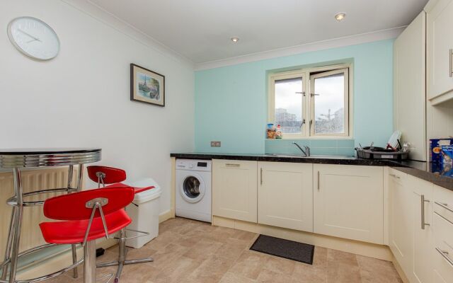 Metropolitan Close - Deluxe Guest Room 2