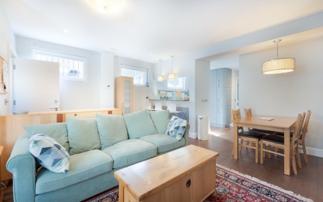 Attractive Apartment With Private Patio in Fashionable Fulham by Underthedoormat