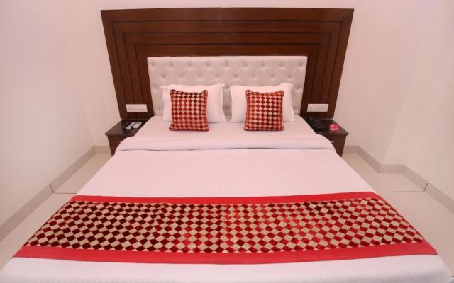 OYO 9420 Hotel Silver Palm