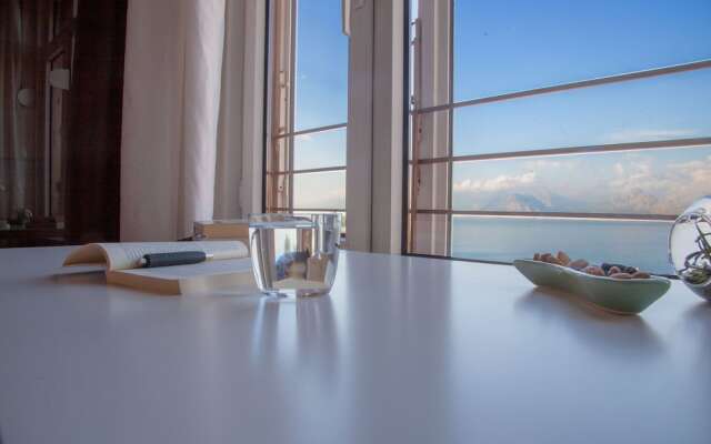 Aheste_simple Sea View Flat in Lovely Old Town