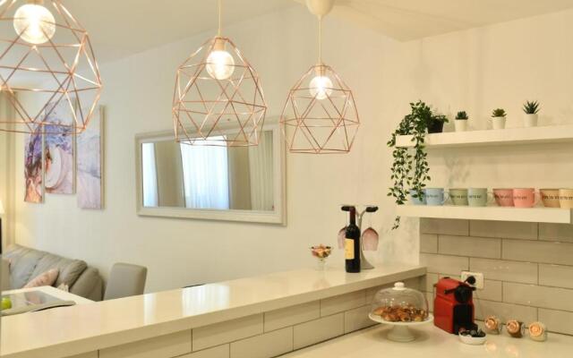 Luxury 4 br/3 bath, city center
