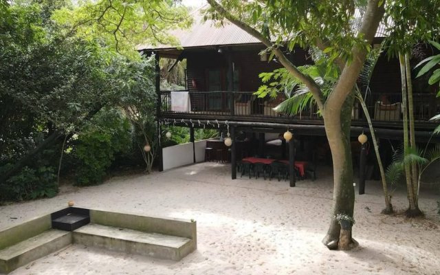 Log Cabin On And Overlooking a 9km Lagoon