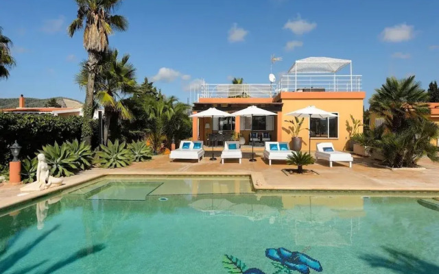 Modern Villa With Pool Near Town