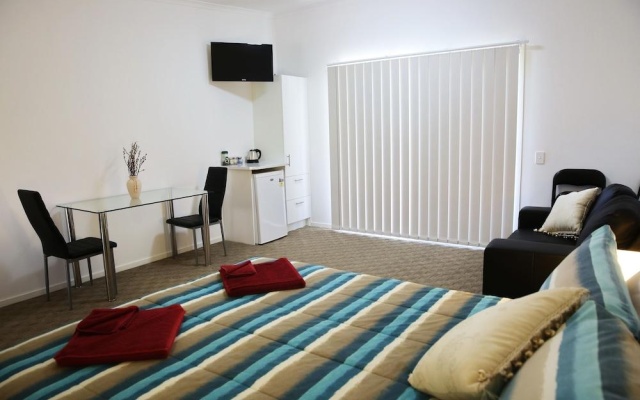 Honeybee Country Accommodation – Guest Rooms – Kandanga