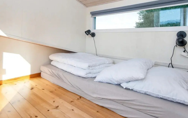 Snug Holiday Home With Garden