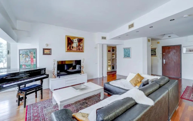 Charming spacious 4BR apt near the sea