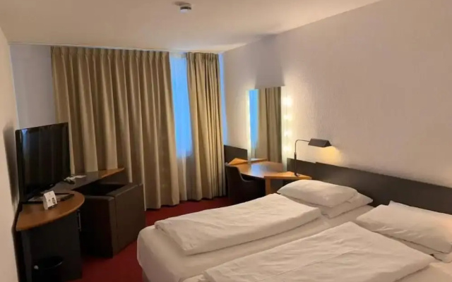 Roomie Hotel