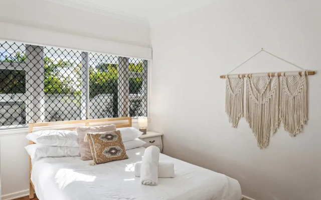 Beachside 3-bed Family Home With Parking & Veranda