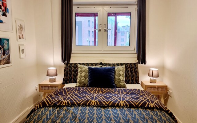 Airy Home with Free Parking in Glasgow
