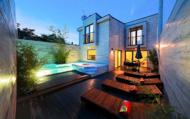 Amazing Home in Zadar with Outdoor Swimming Pool, Hot Tub & 2 Bedrooms