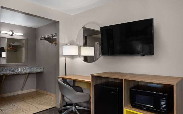 Days Inn by Wyndham Lakewood South Tacoma