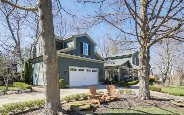 Downtown Douglas Home w/ Kayaks Near Oval Beach