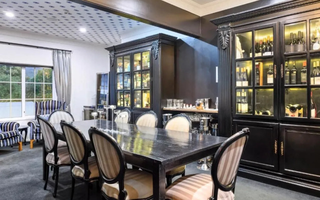 Black Swan Lakeside Boutique Hotel
