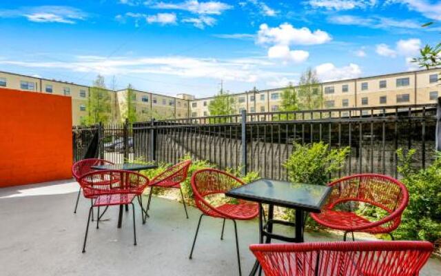 Elegant 4BR Condo in Downtown