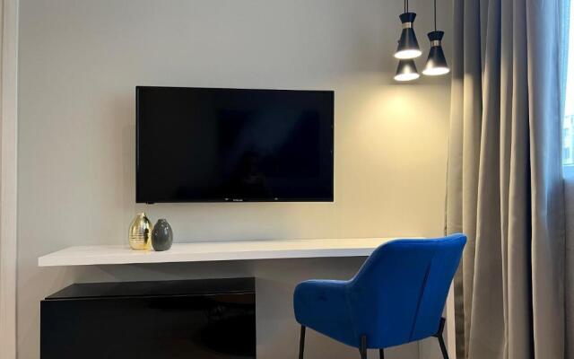 #Aura Studios & Suites F24