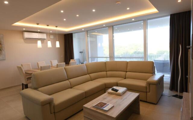 Wileg 4B Luxury Two Bedroom Apartment with Shared Swimming Pool.