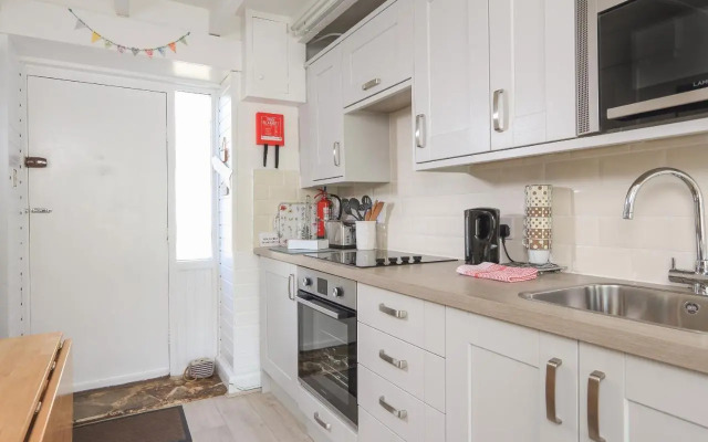 4 Thornlea Mews