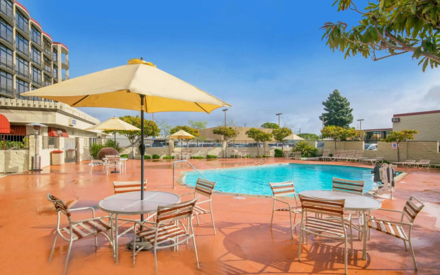 Oakland Airport Executive Hotel