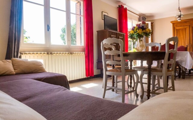 Attractive Villa in Roquemaure With Swimming Pool