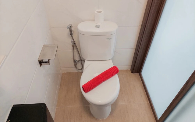 Elegant Studio Room Apartment at Sky House BSD Near Aeon Mall – Bathroom – Legok