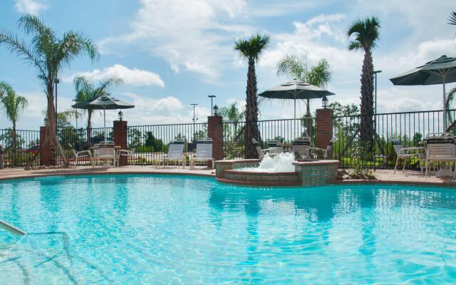 Holiday Inn Express Hotel & Suites Winnie by IHG