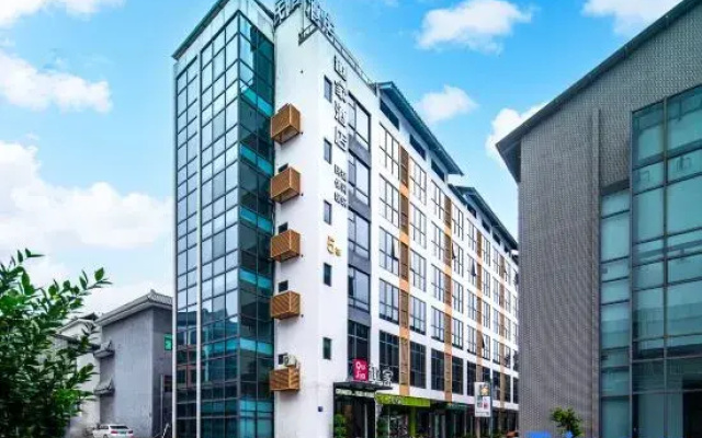 Qujia Hotel (Liaobu Xiangshi Park)