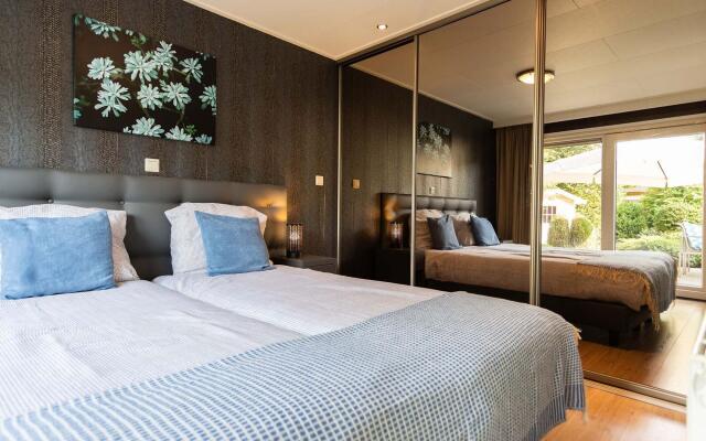 Comfortable chalet with outdoor sauna, near De Veluwe