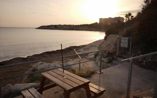 Coral Bay Villa .5 bedrooms.1 minute walk to the beach