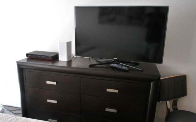 Stunning New Condo - Heart of King West