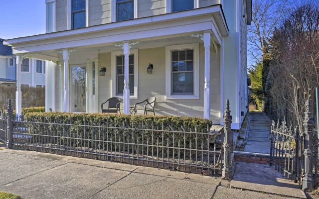 Quaint DT Greenport Apt - 2 Mi to Shelter Island!