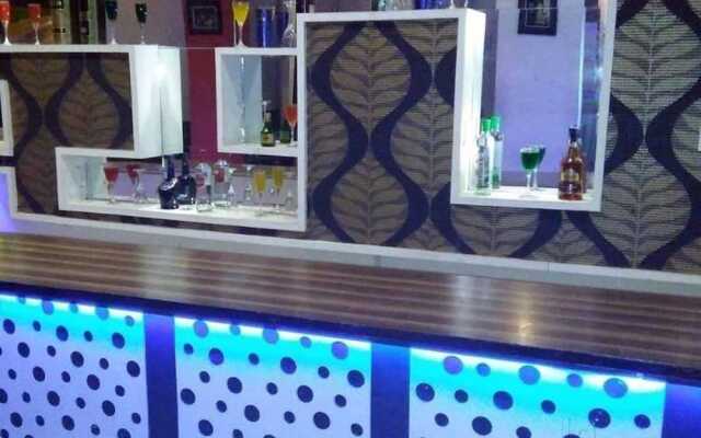 OYO 11855 Phoenix Hotel