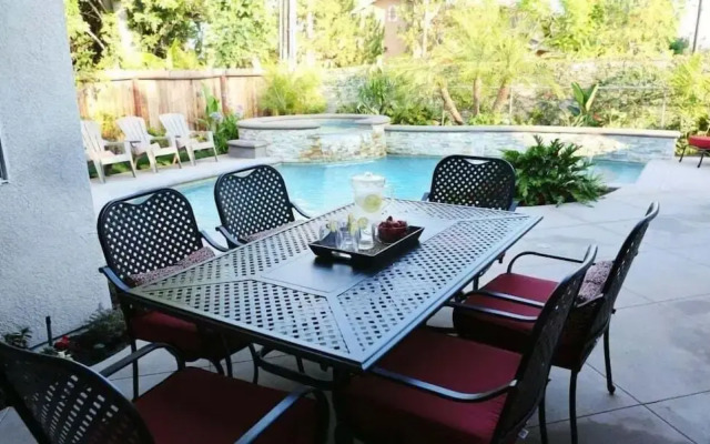 Upscale 6 Bed, 5 Ba, New Pool W/jacuzzi, 1/2 Mile Walk to Disney