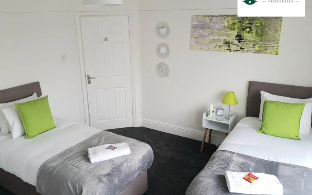 Classy 3-Bedroom MAC House with Garden - Pool Table - Netflix